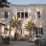 La nostra prima tappa � Villa Camilla, risalente al 1915, che si erge su strada comunale Chiancarelle. L�elegante edificio di color sabbia in stile neoclassico � costituito da due piani, di cui quello superiore composto da due finestre con timpano poste ai lati di una centrale simile a una trifora